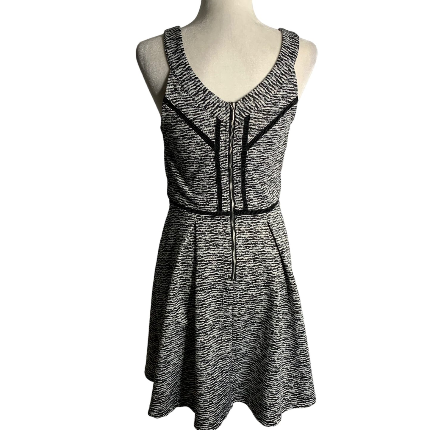 Mossimo Sleeveless Skater Dress M Black White Pleated Zipper V Neck Stretch