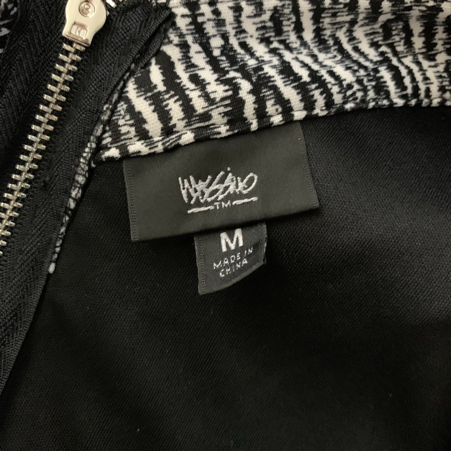 Mossimo Sleeveless Skater Dress M Black White Pleated Zipper V Neck Stretch