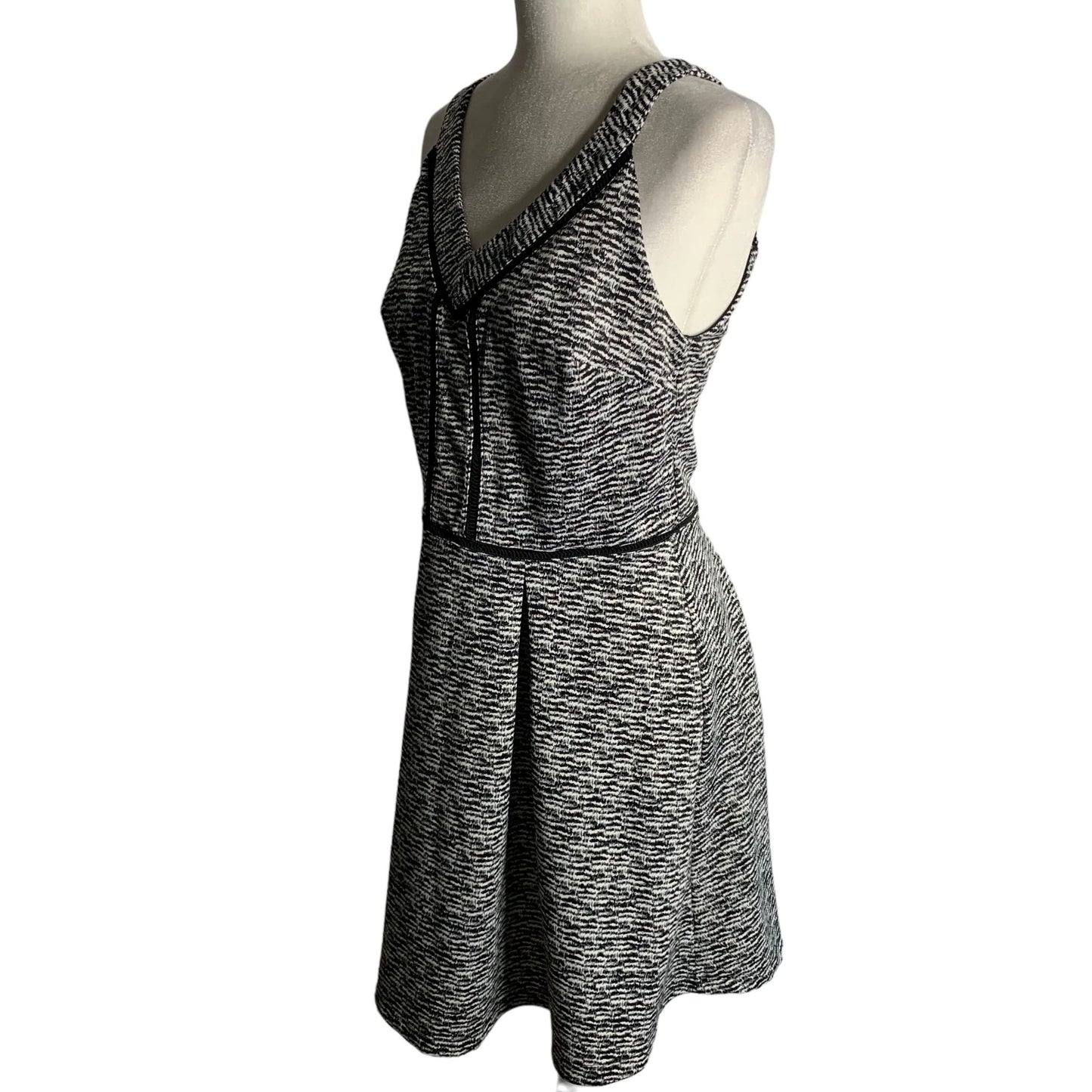Mossimo Sleeveless Skater Dress M Black White Pleated Zipper V Neck Stretch