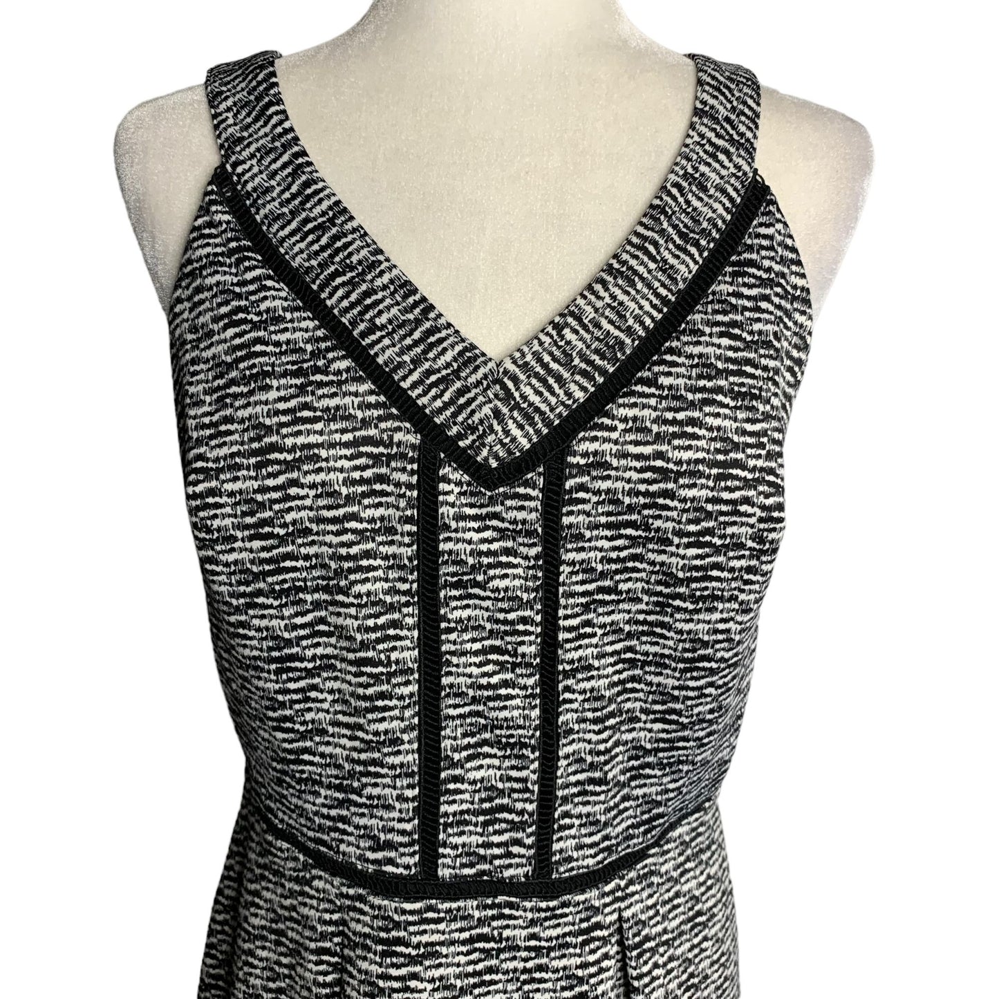 Mossimo Sleeveless Skater Dress M Black White Pleated Zipper V Neck Stretch